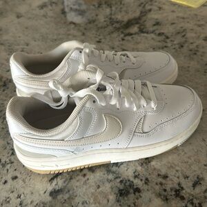 Nike sneaker women’s size 7 1/2 white shoe brand new